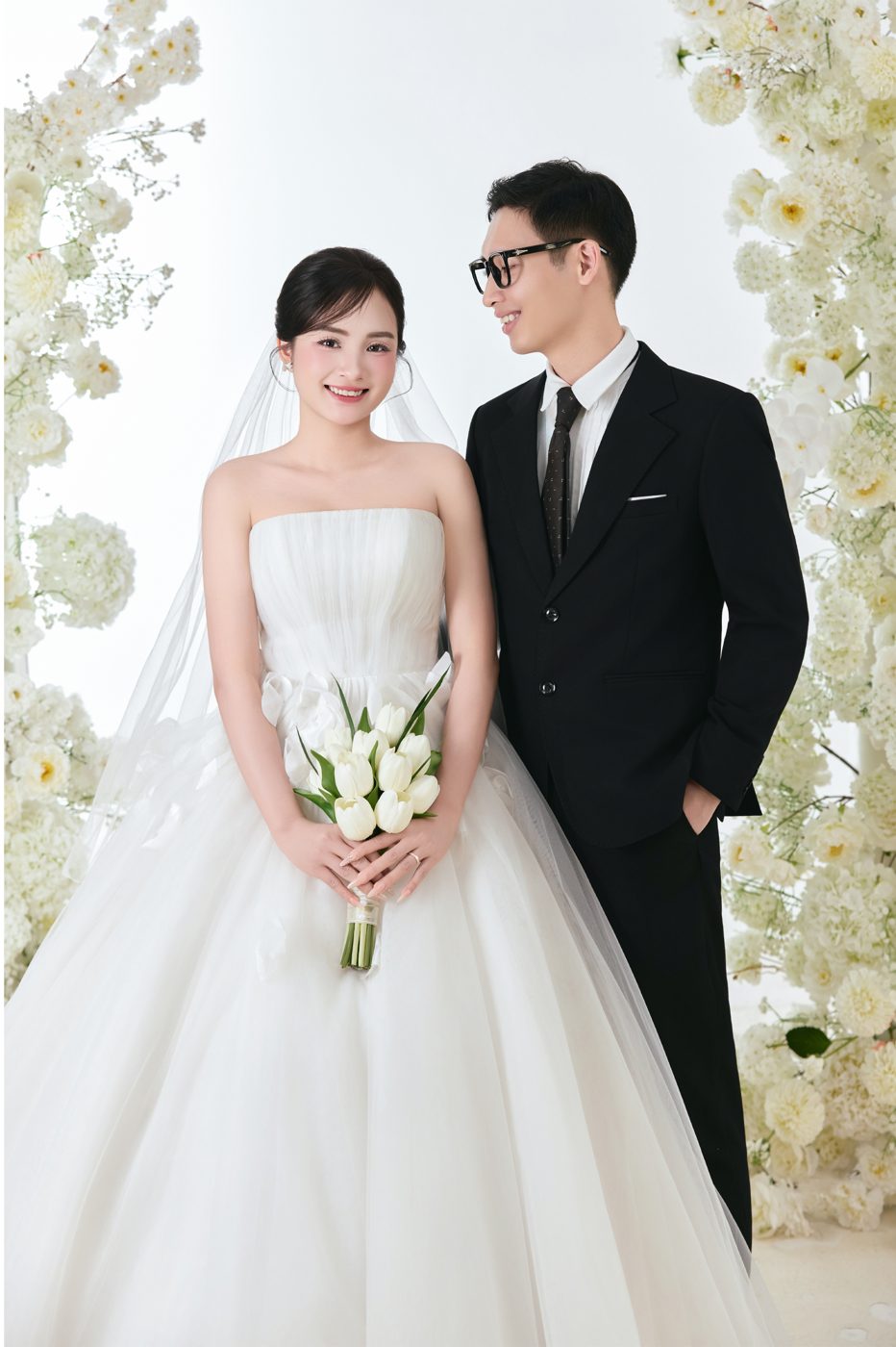 Quang Thắng và Ngọc Hà bên hoa