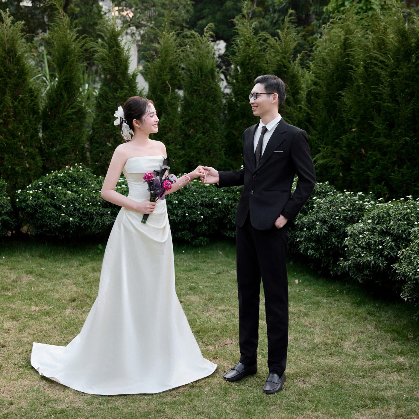 Cô dâu chú rể trong vườn